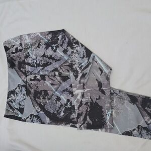 Onzie Hot Yoga Cropped Capri Leggings Glacier Print S